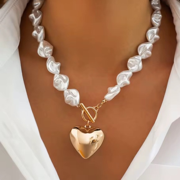 Elegant Gold Irregular Pearl Necklace with Heart Pendant, Luxury Women’s Jewelry - Picture 1 of 4